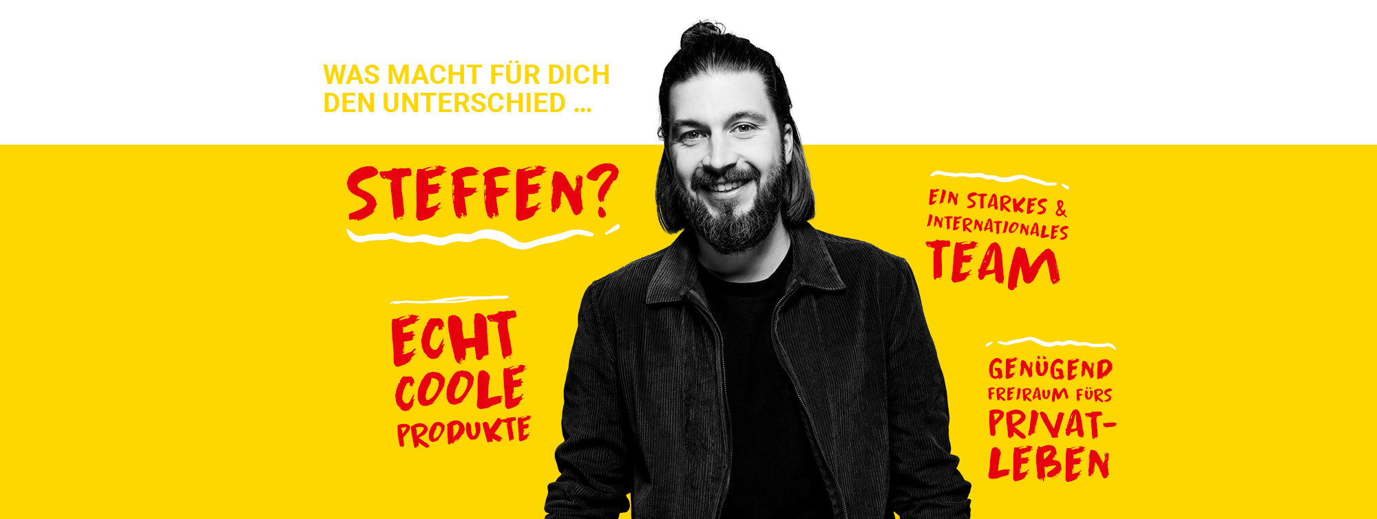 Ein Mann mit Dutt steht vor einem gelben Hintergrund. Was macht für dich den Unterschied,  Steffen? Echt coole Produkte, ein starkes und internationales Team, genügend Freiraum für´s Privatleben.