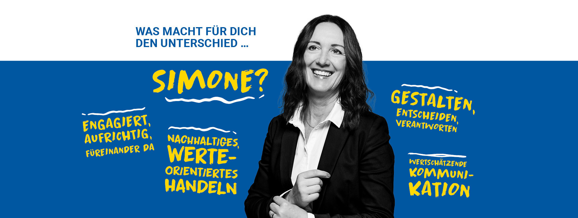 Eine Frau mit Blazer, steht vor einem blauen Hintergrund.  Was macht für dich den Unterschied, Simone? Engagiert, aufrichtig, füreinander da,  nachhaltiges Werteorientiertes Handeln, Gestalten, entscheiden, verantworten, wertschätzende Kommunikation